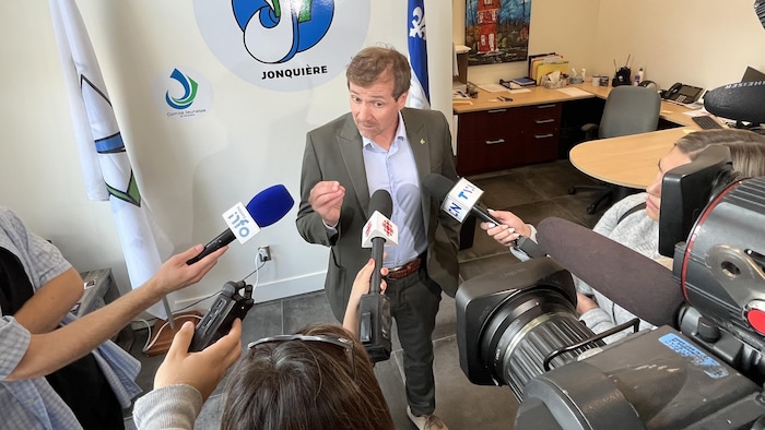 Le député Yannick Gagnon lors d'un point de presse.