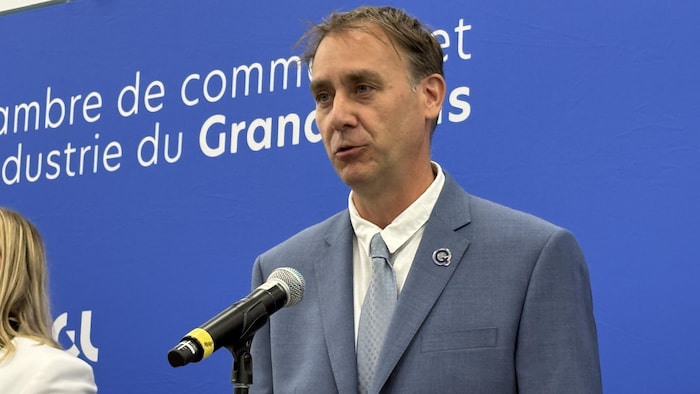 Un homme au lutrin.