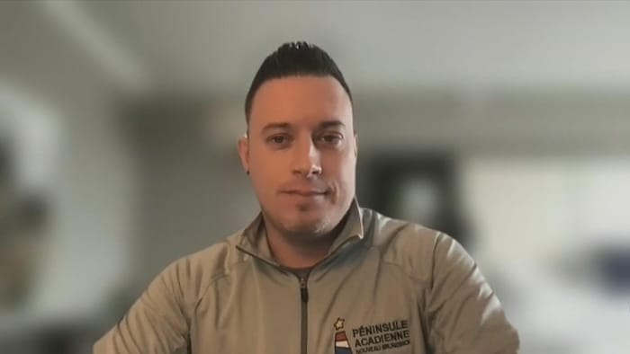 Un homme en entrevue Zoom.