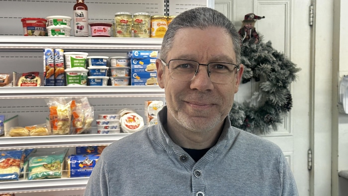 Yannick Ouellet dans une épicerie.