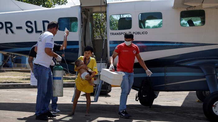 Une femme yanomami et son enfant qui ont été amenés par avion à Boa Vista pour se faire soigner.