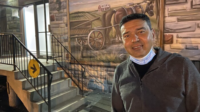 Un homme devant une escalier.