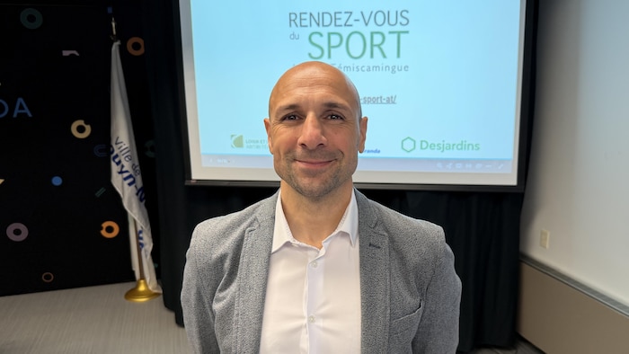 Yazid Achour lors d'une conférence de presse à Rouyn-Noranda.