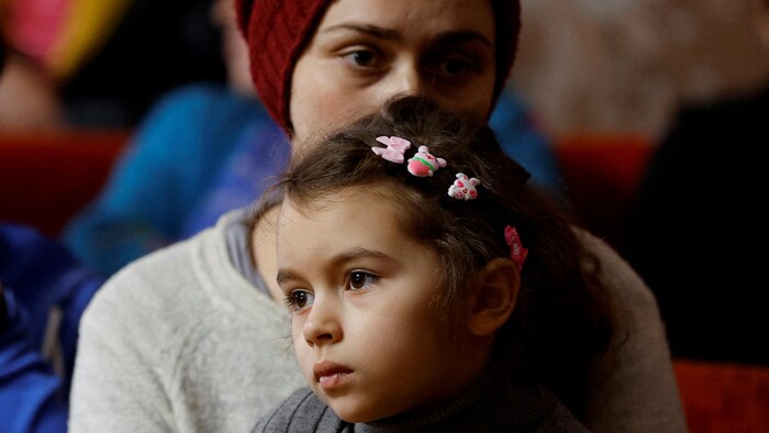 La mère et la fille réfugiées après la percée russe autour de Bakhmout.