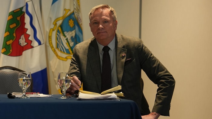 Jon-Åge Øyslebø est assis à une table.