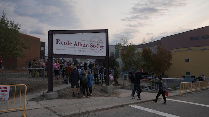 Des élèves à l'extérieur d'une école.