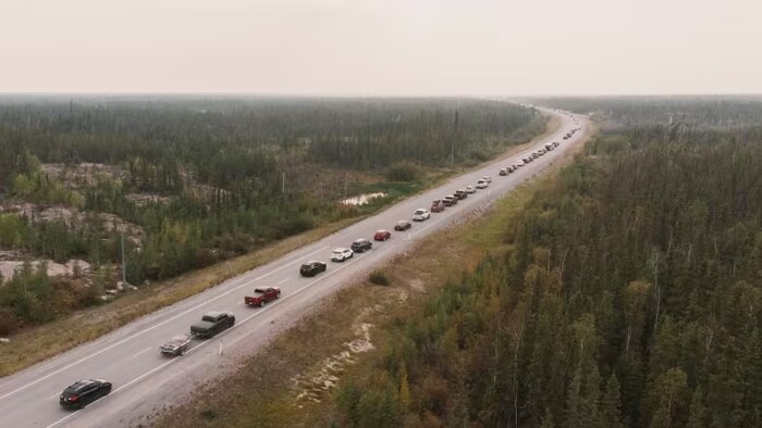 سكان يلونايف يغادرونها بالسيارات الشهر الفائت على الطريق السريع رقم 3 بعد صدور أمر إخلاء بسبب اقتراب حرائق الغابات.