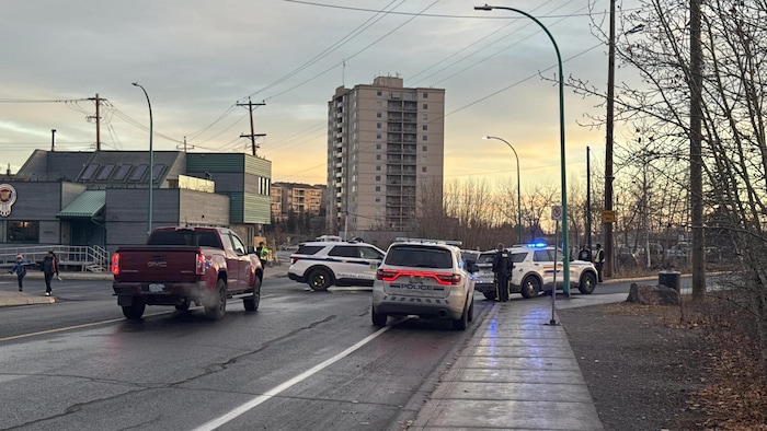 Des véhicules de police et des agents à Yellowknife, le 21 octobre 2026.