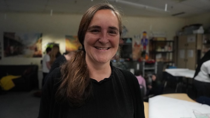 Kim Poitras est dans une salle de classe.