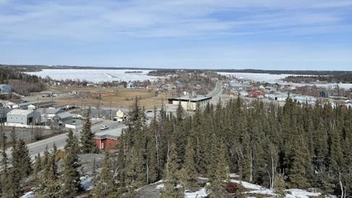Une vue d'un quartier de Yellowknife depuis le plus haut sommet de Yellowknife.