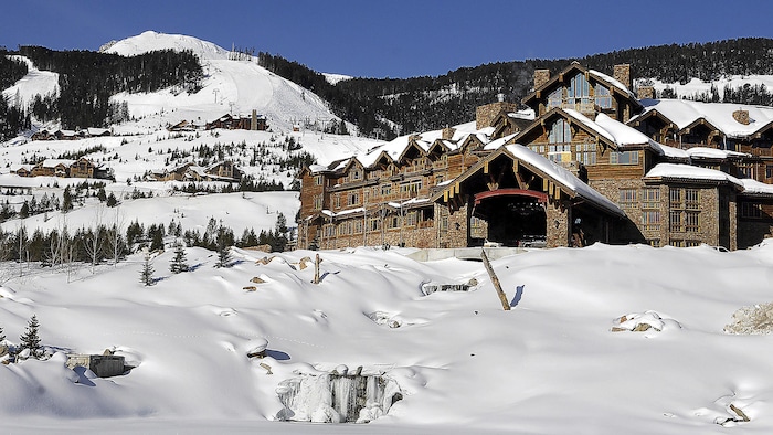 Vue d'un hôtel au sommet d'une montagne dans un centre de ski.