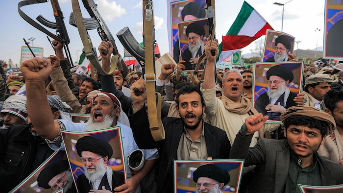 Photos d'une foule d'hommes brandissant des armes et des portraits de l'ayatollah Khamenei.