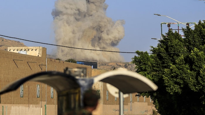 Un panache de fumée s'élève lors d'une frappe aérienne sur Sanaa au Yémen.
