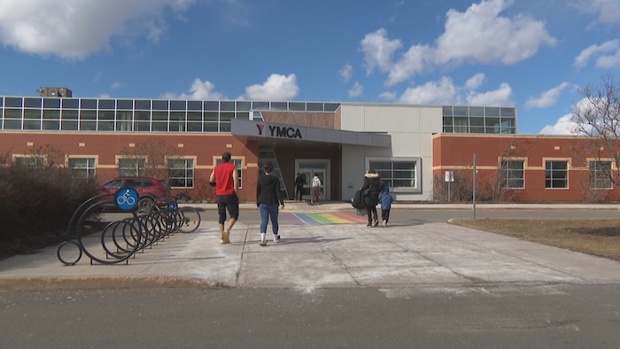 Des citoyens entrent au YMCA