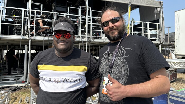 Yohan Cetout et son collègue se tiennent devant la scène en construction.