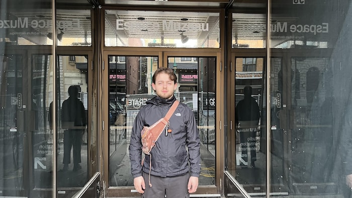 Un homme devant un bâtiment. 
