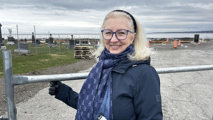 La mairesse de Sainte-Luce, Yolande Hould devant le chantier du futur site touristique de la municipalité, près du quai.