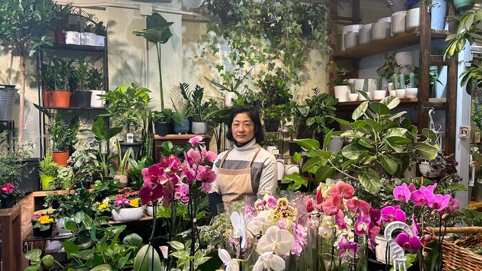 Yoo Jeung sa gitna ng maraming magandang bulaklak at halaman.