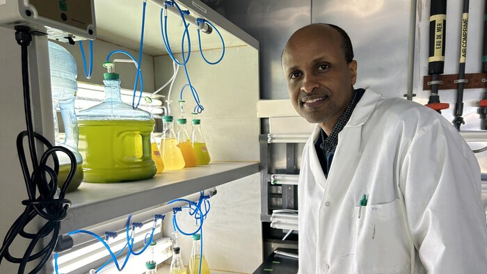 Portrait du professeur-chercheur Youssouf Djibril Soubaneh dans un laboratoire de l'ISMER. 