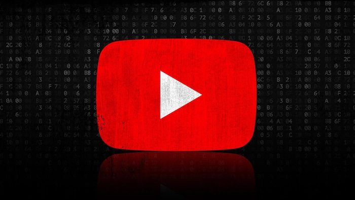 Un logo de YouTube, avec en arrière-plan des lignes de code.