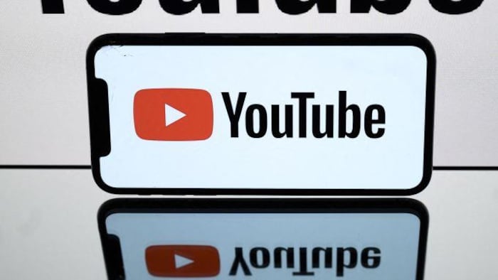 Le logo du réseau social YouTube affiché sur une tablette et un téléphone.