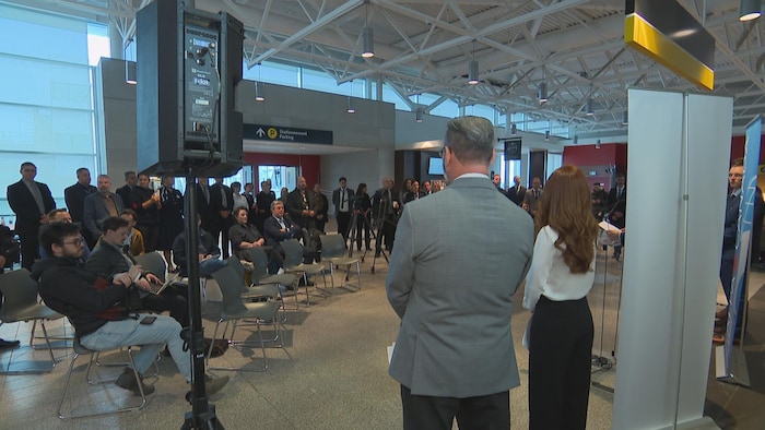 Des pilotes et des agents de bord de Sunwing Airlines basés à Québec se sont rassemblés lundi pour demander à leur employeur, WestJet Airlines, de revenir sur sa décision de fermer la base de l’Aéroport international Jean-Lesage de Québec (YQB).