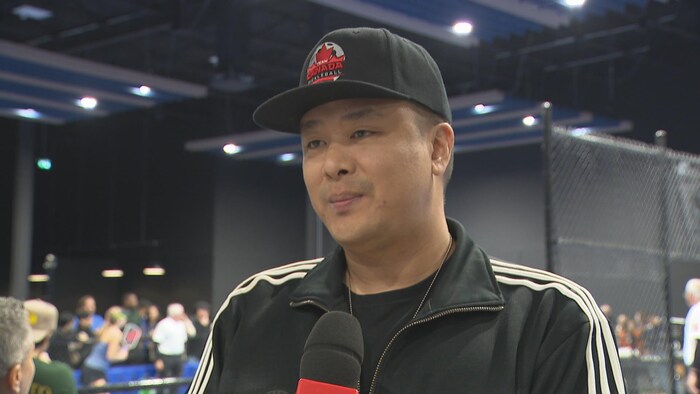 Yui See Lau porte une casquette sur laquelle il est écrit «Canada»
