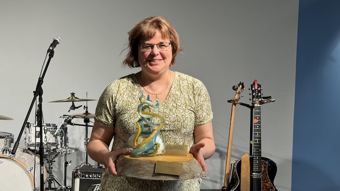 Angélique Bernard avec un prix, le 15 mai 2025.