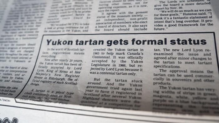Un article de journal datant de 1984 indiquant que le tartan du Yukon était maintenant officiel. 
