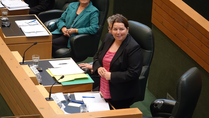 Kate White à l'Assemblée législative regarde vers le haut.