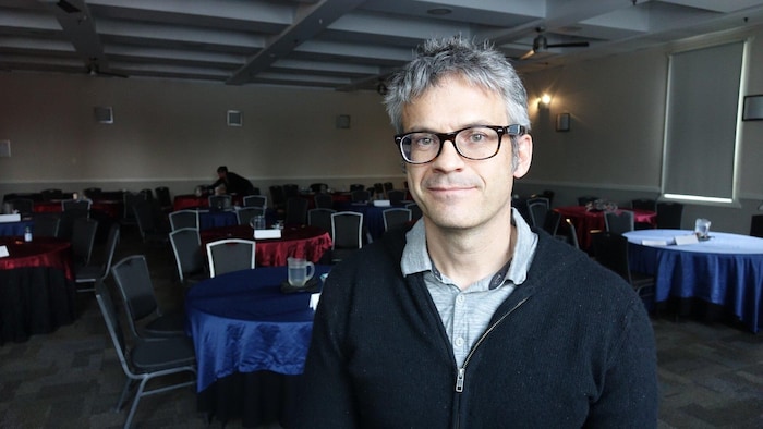 Alex Poole dans une salle de conférence