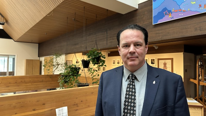 Le ministre de la Santé, Brad Cathers, debout dans une pièce.