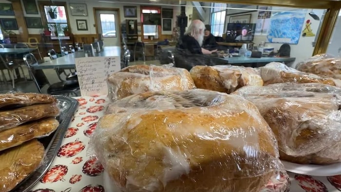 Des brioches à la canelles emballées dans du cellophane.