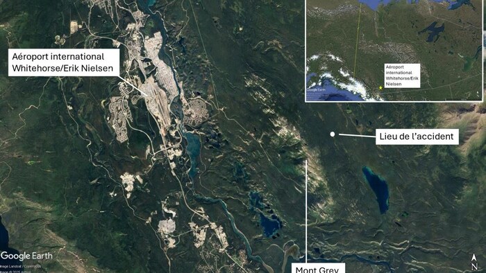 Une carte annotée désignant un aéroport, une montagne et un lieu d'écrasement.