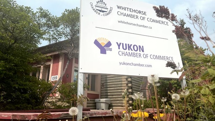Panneaux des chambres de commerce à Whitehorse.