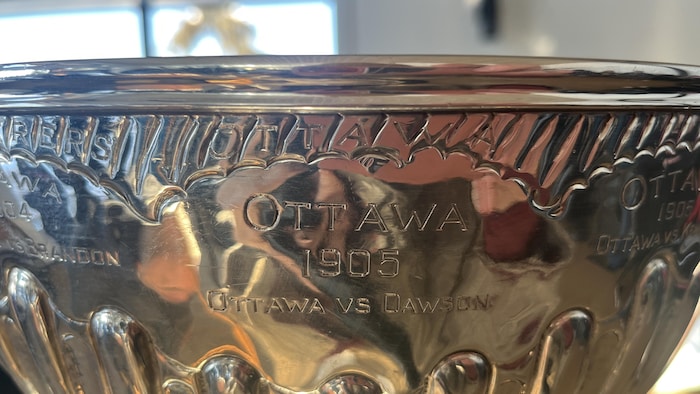 Une coupe d'argent sur laquelle sont gravés les mots «Ottawa, 1905, Ottawa VS Dawson». 