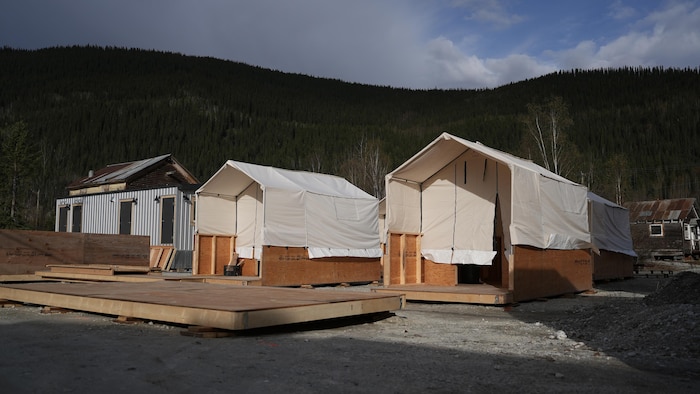 Deux tentes de prospecteur en construction à Dawson, le 10 mai 2024. 