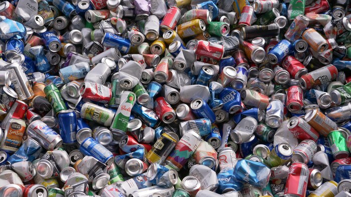 Gros plan du contenu d'un conteneur de recyclage.