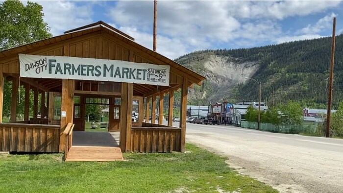 L'entrée du marché fermier de Dawson en avant plan des colines.