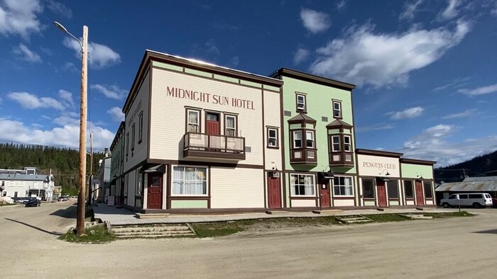 La façade de l'hôtel Midnight Sun à Dawson