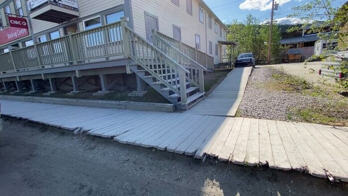 Un trottoir longeant la passerelle d'un batiment.