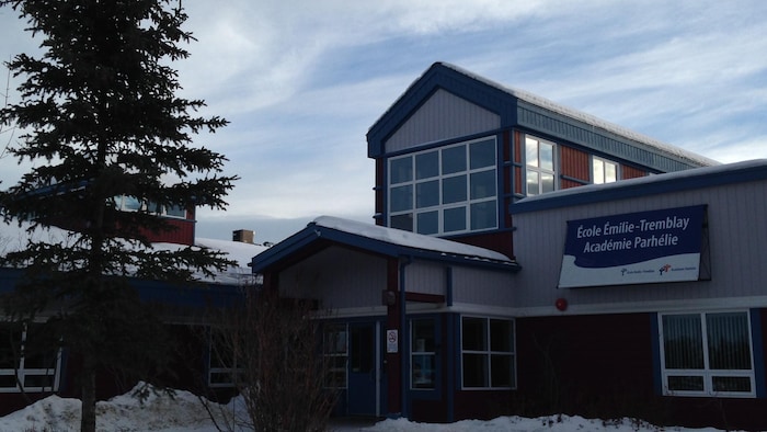 La façade de l'école en hiver.