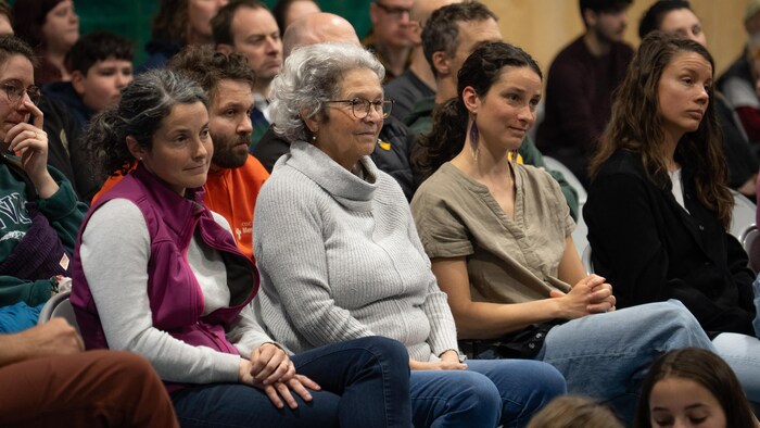 Trois personnes assises.