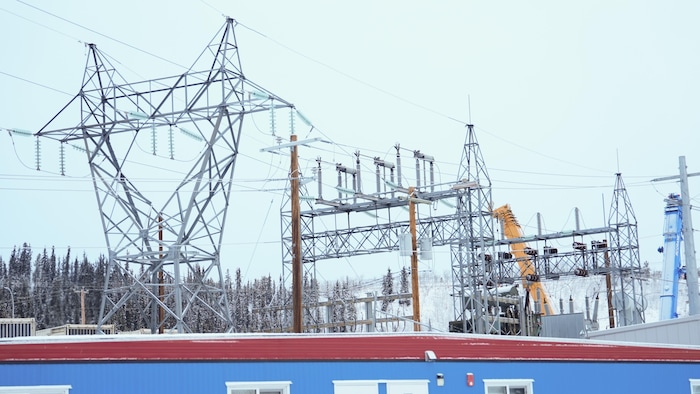 Des pylônes électriques à Whitehorse.