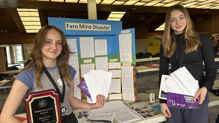 Lilou Lefebvre et Olive Passmore posent devant leur projet de science à l'école Del-Van-Gorder de Faro, Yukon. 