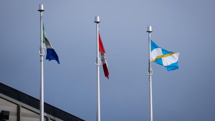 Le drapeau yukonnais, le drapeau canadien et le drapeau franco-yukonnais. 