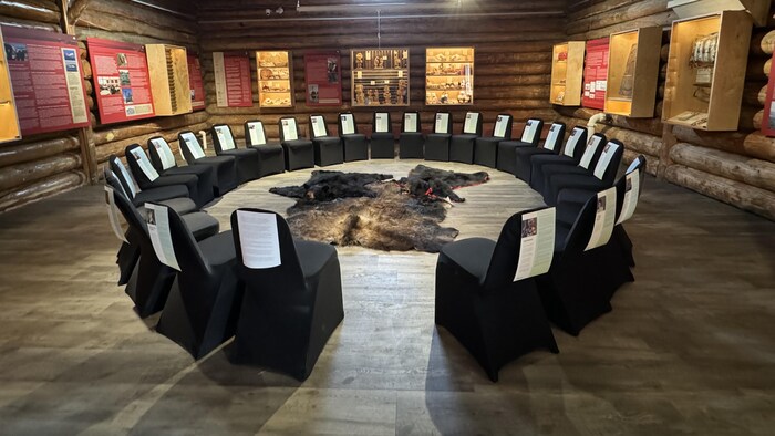 Des chaises en rond dans un musée, le 15 mai 2025.