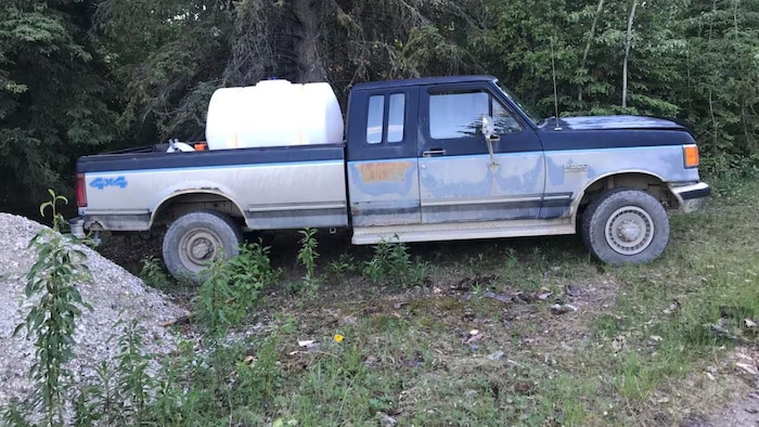 Une camionnette.