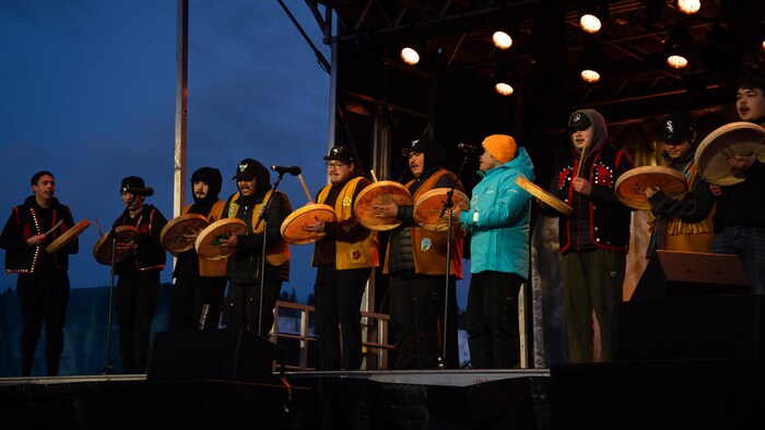 Les joueurs de tambour de la Première Nation Kwanlin Dün lors de la cérémonie d'ouverture à Whitehorse. 