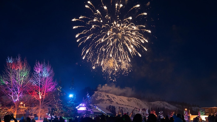 Un ciel illuminé par des feux d'artifice. 